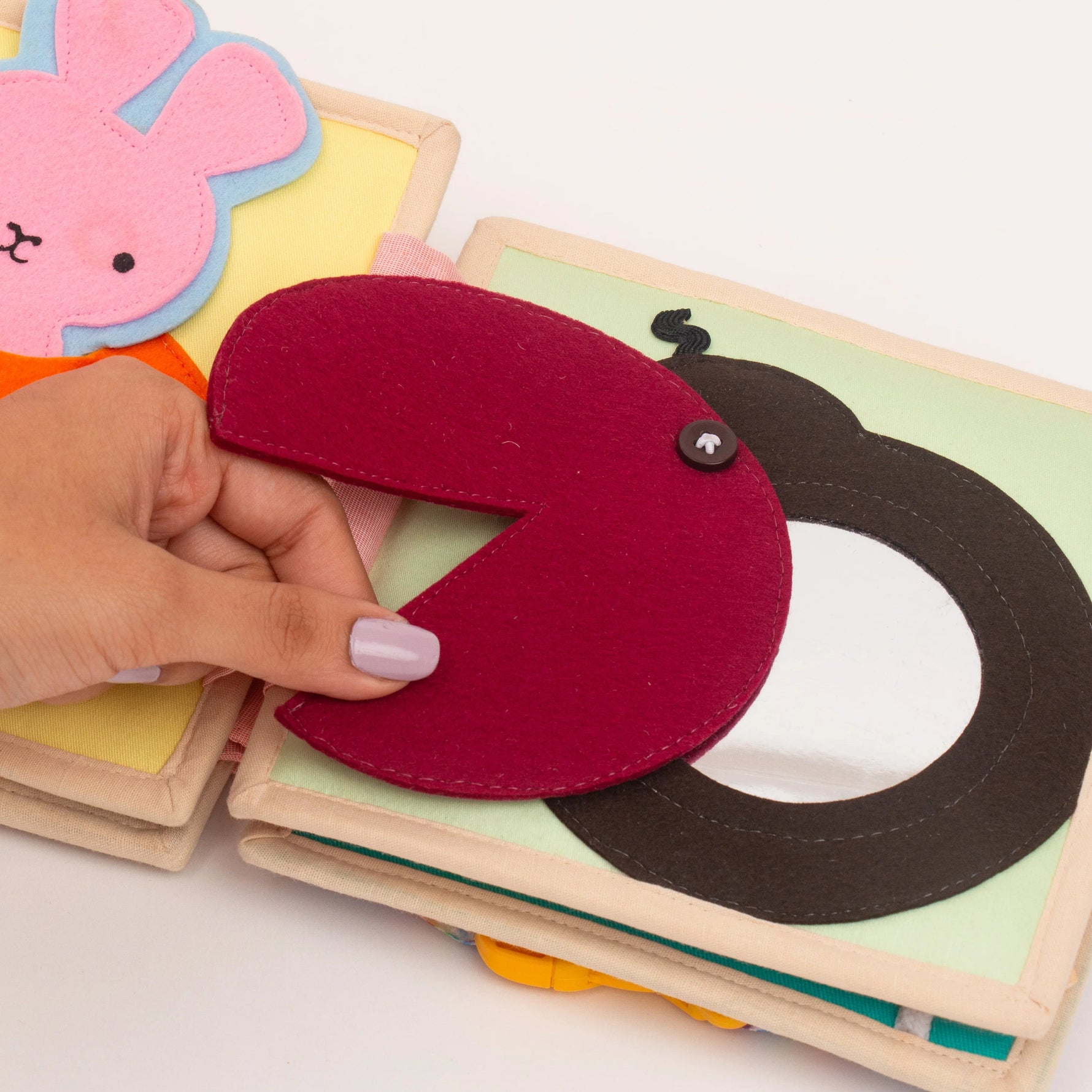 suf 6 farbenfrohen Seiten fordert unser flatternder Schmetterling - Quiet Book dein Kind auf seine Fantasie zu entfalten und motorische Fähigkeiten herauszufordern. Die weichen, spannenden Seiten sind perfekt für alle Kinder ab 18 Monaten.