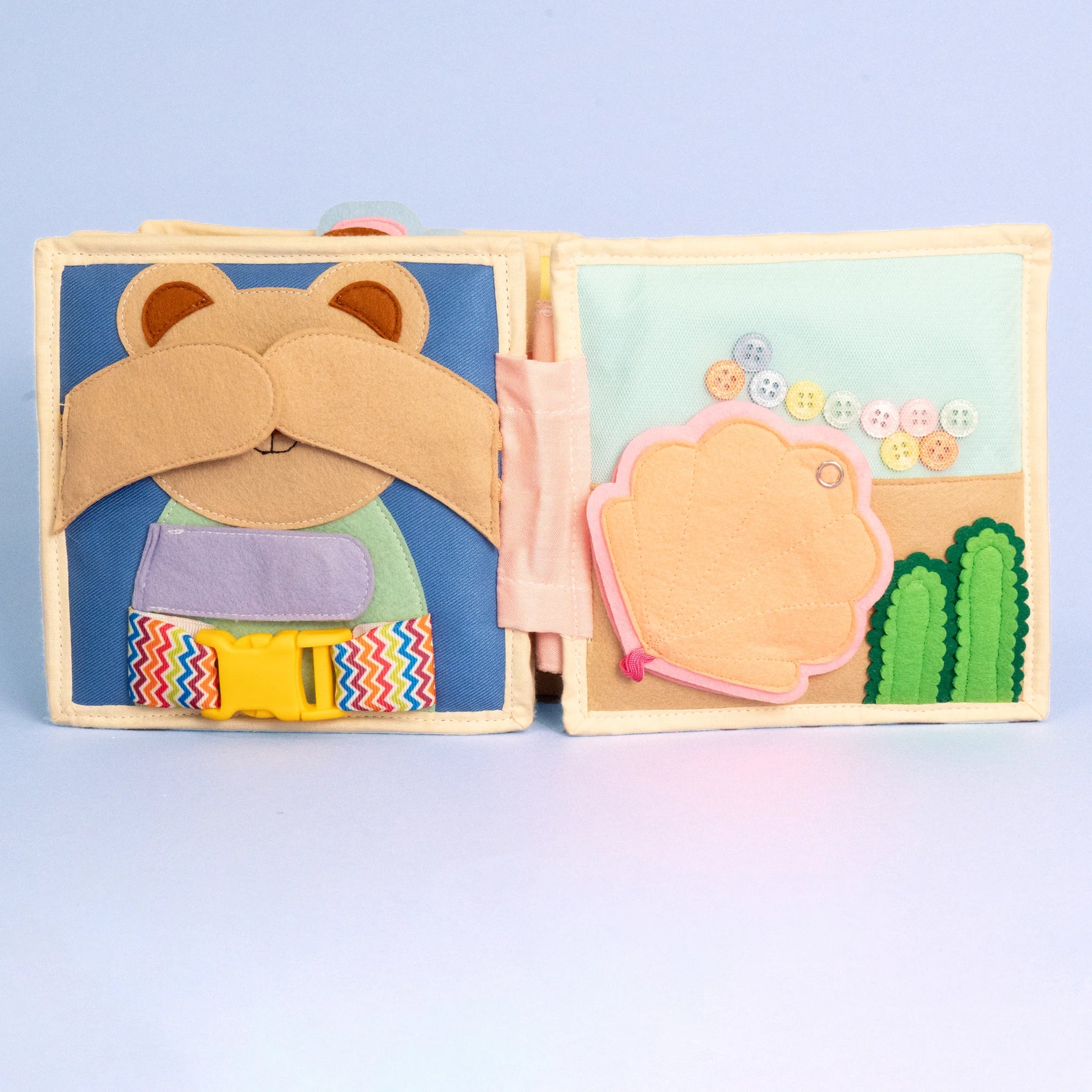 uf 6 farbenfrohen Seiten fordert unser flatternder Schmetterling - Quiet Book dein Kind auf seine Fantasie zu entfalten und motorische Fähigkeiten herauszufordern. Die weichen, spannenden Seiten sind perfekt für alle Kinder ab 18 Monaten.