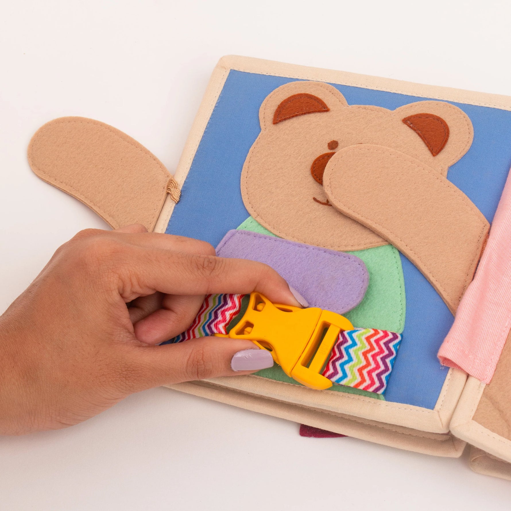 uf 6 farbenfrohen Seiten fordert unser flatternder Schmetterling - Quiet Book dein Kind auf seine Fantasie zu entfalten und motorische Fähigkeiten herauszufordern. Die weichen, spannenden Seiten sind perfekt für alle Kinder ab 18 Monaten.