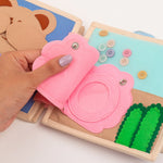 uf 6 farbenfrohen Seiten fordert unser flatternder Schmetterling - Quiet Book dein Kind auf seine Fantasie zu entfalten und motorische Fähigkeiten herauszufordern. Die weichen, spannenden Seiten sind perfekt für alle Kinder ab 18 Monaten.