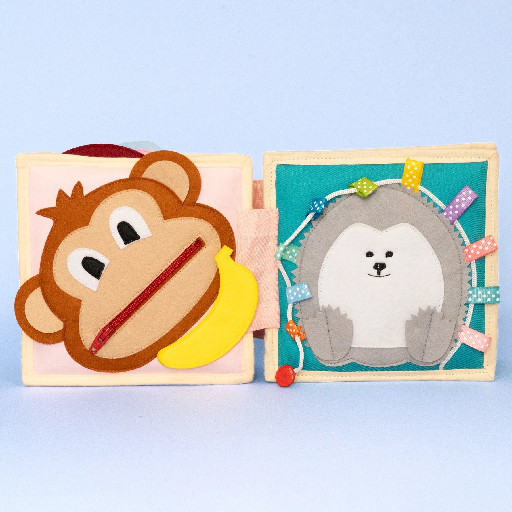 uf 6 farbenfrohen Seiten fordert unser flatternder Schmetterling - Quiet Book dein Kind auf seine Fantasie zu entfalten und motorische Fähigkeiten herauszufordern. Die weichen, spannenden Seiten sind perfekt für alle Kinder ab 18 Monaten.