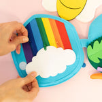 Die&nbsp;Travel Buddy Schnecke von Jolly Designs ist der perfekte Begleiter für kleine Entdecker ab 18 Monaten! Mit ihrem farbenfrohen Schneckenhaus voller interaktiver Aktivitäten lädt sie Kinder dazu ein, spielerisch ihre Feinmotorik, Kreativität und kognitiven Fähigkeiten zu fördern. Die liebevoll gestalteten Details und abwechslungsreichen Spielelemente machen jedes Abenteuer zu einem besonderen Erlebnis – ob zu Hause, im Wartezimmer oder auf Reisen.