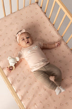 Beschreibung&nbsp;

Das T-Shirt aus der Kollektion „Bloom With Love“ von Feetje vereint stilvolles Design mit höchstem Tragekomfort. Hergestellt aus hochwertigen Materialien, bietet es eine angenehme Passform, die sich ideal für den Alltag eignet. Mit seinem liebevollen Motiv setzt es ein modisches Statement und bringt positive Energie in jeden Look. Dieses Shirt ist die perfekte Wahl für alle, die Wert auf Qualität und Ausdruck legen – überzeugen Sie sich selbst und bringen Sie mit „Bloom With Love“ frisch