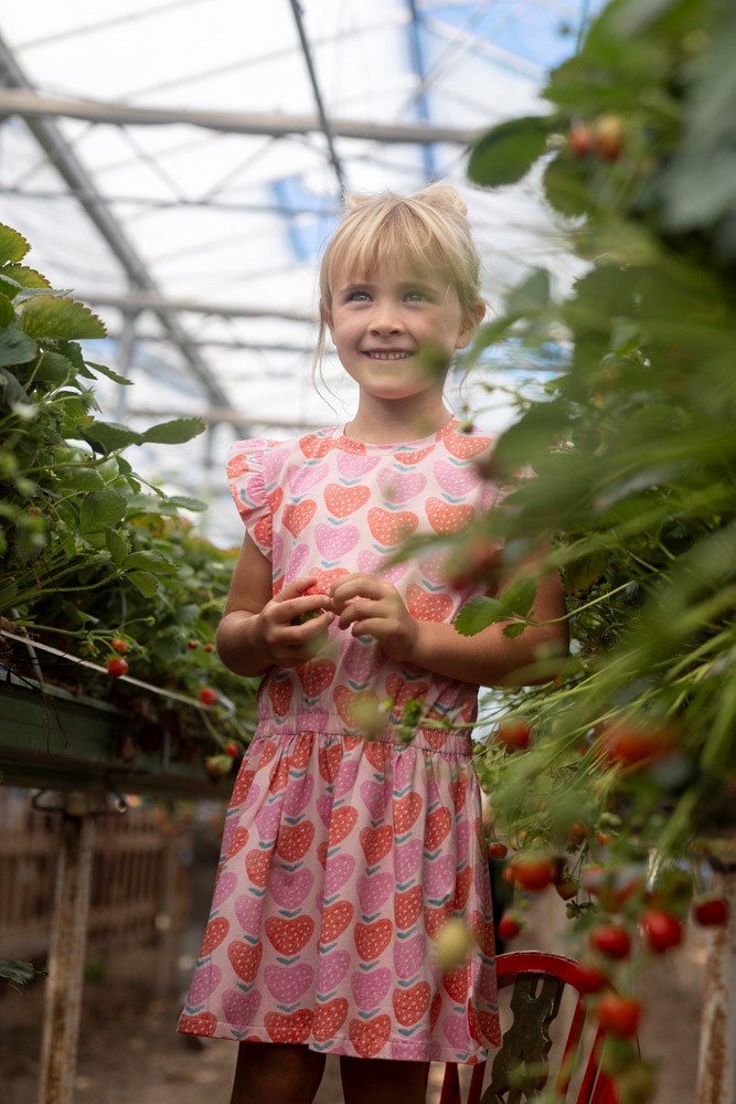 Kleid mit Erdbeere aus der <em>"Kollektion Berry Nice"</em> von Jubel