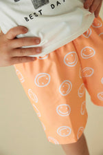 Beschreibung

Diese Badehose aus der „Checkmate“-Kollektion von Sturdy verbindet Komfort mit einem fröhlichen Design. Die lebhaften Smileys verleihen jedem Strand- oder Pooltag eine spielerische Note, während der hochwertige Stoff für optimale Bewegungsfreiheit und schnellen Trocknungskomfort sorgt. Perfekt für alle, die Stil und Funktionalität beim Schwimmen schätzen.