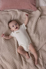 Beschreibung

Gerippter Body von Feetje aus der Kollektion Starfish Wishes

Material

100% CO Pointelle Rib