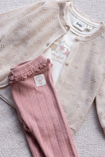 Beschreibung

Gerippte Legging aus der Kollektion Starfish Wishes von Feetje

Material

100% CO Pointelle Rib&nbsp;