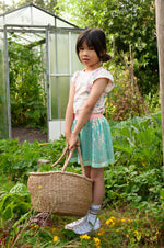 Beschreibung

Dieser bezaubernde Pailetten Rock von Jubel ist das perfekte Piece für jedes Mädchen, das gerne glänzt und strahlt. Das funkelnde Pailletten-Design fasziniert mit jedem Bewegungsablauf und macht jedes Outfit zu etwas Besonderem. Die robuste Verarbeitung der Pailletten hält auch intensivem Spielen und Tanzen stand, während die komfortable Passform ganztägigen Tragekomfort bietet. Ob für Schulveranstaltungen, Geburtstagsfeiern oder einfach zum Spielen mit Freunden – dieser Rock bringt Spaß.