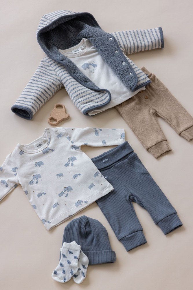 Babys erste Hose, aus der bezaubernden New Born Kollektion "Forever Bestie" von Feetje. In dieser gerippten Hose wird sich dein kleiner Schatz pudelwohl fühlen, dank des weichen Materials und des elastischen Bunds. Forever Besties? - Forever in style!