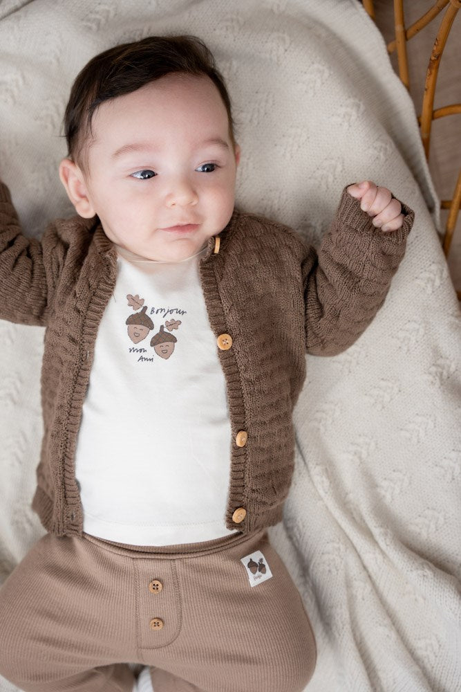 Verleihen Sie Ihrem Baby mit der Strickweste aus der Herbstkollektion "Acorn" von Feetje einen schicken und kuscheligen Look. Perfekt für die kühlen Herbsttage und dank des hochwertigen Strickmaterials auch sehr bequem. Ein absolutes Must-Have für kleine Trendsetter!