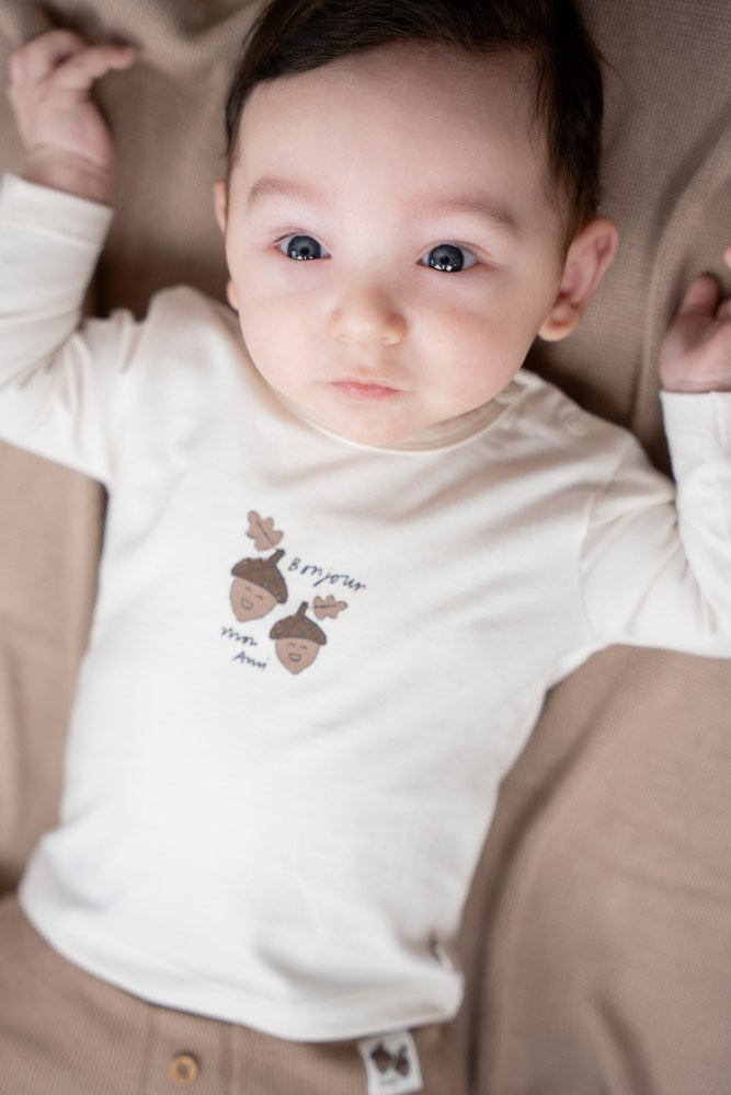 Verleihen Sie Ihrem Baby mit der Strickweste aus der Herbstkollektion "Acorn" von Feetje einen schicken und kuscheligen Look. Perfekt für die kühlen Herbsttage und dank des hochwertigen Strickmaterials auch sehr bequem. Ein absolutes Must-Have für kleine Trendsetter!