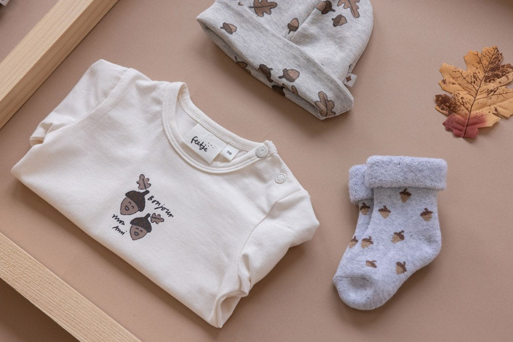 Dieses langärmelige Baby-Shirt aus der Herbstkollektion Acorn von Feetje ist perfekt für die kühleren Tage geeignet. Hergestellt aus hochwertiger Baumwolle sorgt es nicht nur für einen angenehmen Tragekomfort, sondern auch für einen bequemen Sitz. Mit seinem süßen Design ist es zudem ein echter Hingucker.