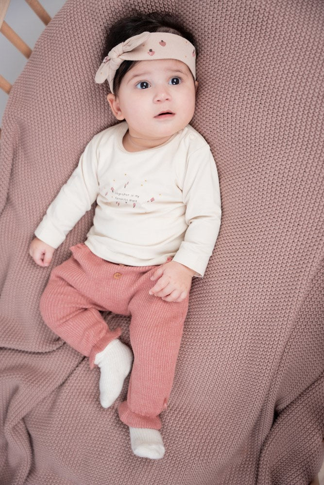 Entdecken Sie die vielseitigen Möglichkeiten der Gerippten Hose aus der Kollektion "Grow Your Own Way" von Feetje. Die Hose bietet perfekten Sitz und ein modernes Design. Mit dieser Hose können Sie Ihren eigenen Weg gehen und jederzeit stilvoll aussehen.