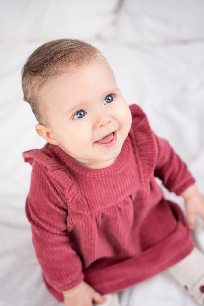 Dieses gerippte Kleid aus der Kollektion You are So Sweet von Feetje ist perfekt für alle kleinen Mädchen, die süße und verspielte Outfits lieben. Der weiche Samtstoff sorgt für einen bequemen Sitz und die gerippte Textur verleiht dem Kleid einen edlen Touch. Ein absolutes Must-Have für jede kleine Fashionista.