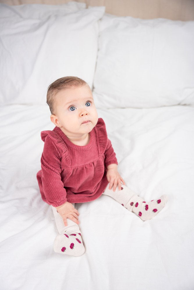 Dieses gerippte Kleid aus der Kollektion You are So Sweet von Feetje ist perfekt für alle kleinen Mädchen, die süße und verspielte Outfits lieben. Der weiche Samtstoff sorgt für einen bequemen Sitz und die gerippte Textur verleiht dem Kleid einen edlen Touch. Ein absolutes Must-Have für jede kleine Fashionista.