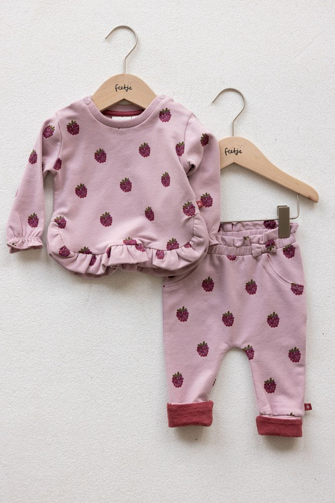 Diese Hose aus der Kollektion "You are So Sweet" von Feetje besticht durch ihr einzigartiges Design und bietet höchsten Tragekomfort. Perfekt für jeden Anlass, wird sie sicher schnell zu einem Lieblingsstück in Ihrem Kleiderschrank. Lassen Sie sich von der süßen Seite des Lebens begleiten mit dieser wunderschönen Hose!