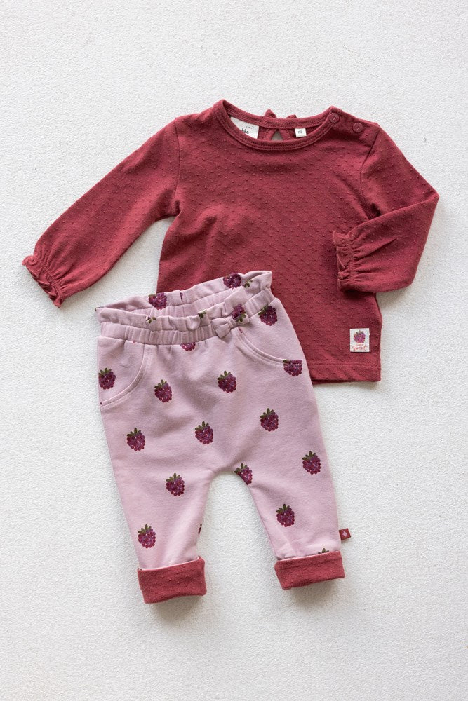 Diese Hose aus der Kollektion "You are So Sweet" von Feetje besticht durch ihr einzigartiges Design und bietet höchsten Tragekomfort. Perfekt für jeden Anlass, wird sie sicher schnell zu einem Lieblingsstück in Ihrem Kleiderschrank. Lassen Sie sich von der süßen Seite des Lebens begleiten mit dieser wunderschönen Hose!
