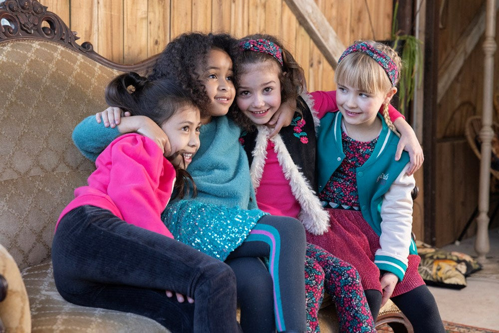 Diese Gerippte Schlaghose aus der Kollektion Girls Club von Jubel ist ein Must-Have für alle trendigen Kids! Der samtige Stoff und der angesagte Schlag machen sie zu einem echten Hingucker.&nbsp;
