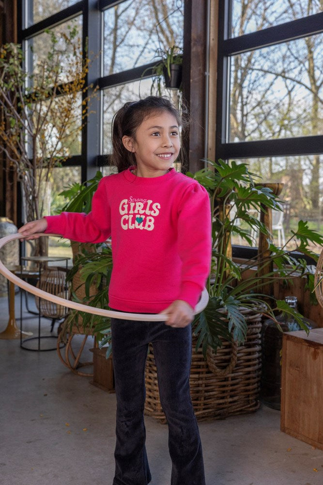 Diese Gerippte Schlaghose aus der Kollektion Girls Club von Jubel ist ein Must-Have für alle trendigen Kids! Der samtige Stoff und der angesagte Schlag machen sie zu einem echten Hingucker.&nbsp;
