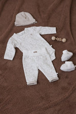 Der Wickelbody aus der Dear Autumn Kollektion von Feetje ist mit einem durchgehenden Pilz-Muster gestaltet und sorgt für behaglichen Komfort bei Ihrem Baby.