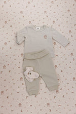 Diese grüne Hose aus der Fall Favorites Kollektion von Feetje bietet angenehmen Tragekomfort und passt perfekt in die kühle Jahreszeit.