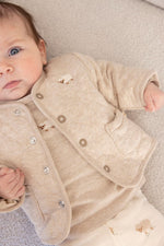 Diese beige Wendejacke aus der Sleepy Sheepy Kollektion von Feetje besticht durch ein charmantes Schafsmotiv auf einer Seite und bietet vielseitigen Stil für jeden Tag.