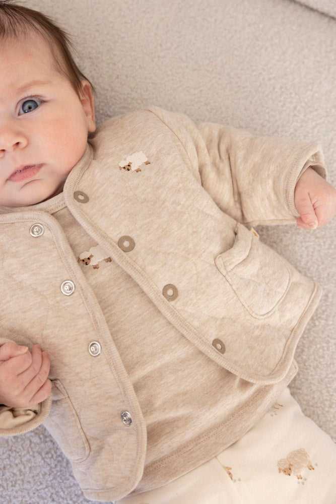 Diese beige Wendejacke aus der Sleepy Sheepy Kollektion von Feetje besticht durch ein charmantes Schafsmotiv auf einer Seite und bietet vielseitigen Stil für jeden Tag.