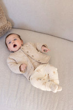 Diese beige Wendejacke aus der Sleepy Sheepy Kollektion von Feetje besticht durch ein charmantes Schafsmotiv auf einer Seite und bietet vielseitigen Stil für jeden Tag.