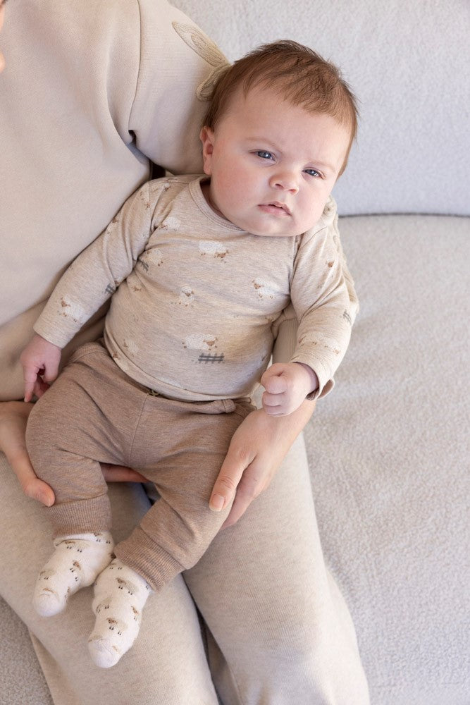 Diese beige Hose aus der Sleepy Sheepy Kollektion von Feetje überzeugt durch ihr angenehmes Tragegefühl und stilvolles Design.