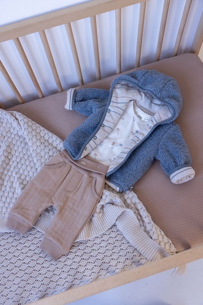 Diese Hose stammt aus der Howdy Kollektion von Feetje und überzeugt durch ihren einzigartigen Stil und Komfort.