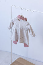 Diese rosa Leggings mit charmantem Schleifendetail stammen aus der Morning Sun Kollektion von Feetje und verleihen jedem Outfit eine verspielte Note.