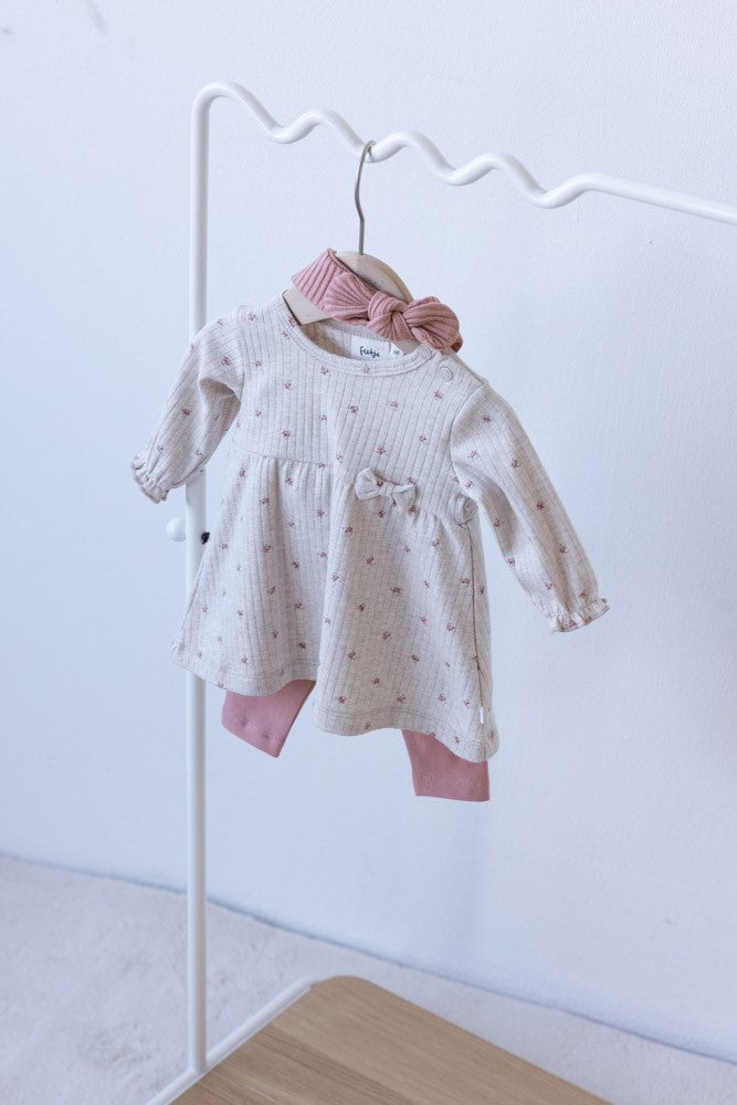 Diese rosa Leggings mit charmantem Schleifendetail stammen aus der Morning Sun Kollektion von Feetje und verleihen jedem Outfit eine verspielte Note.