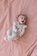 Dieses gerippte Langarmshirt mit zarten Blumenakzenten stammt aus der Morning Sun Kollektion von Feetje und verbindet Komfort mit einem verspielten Design.