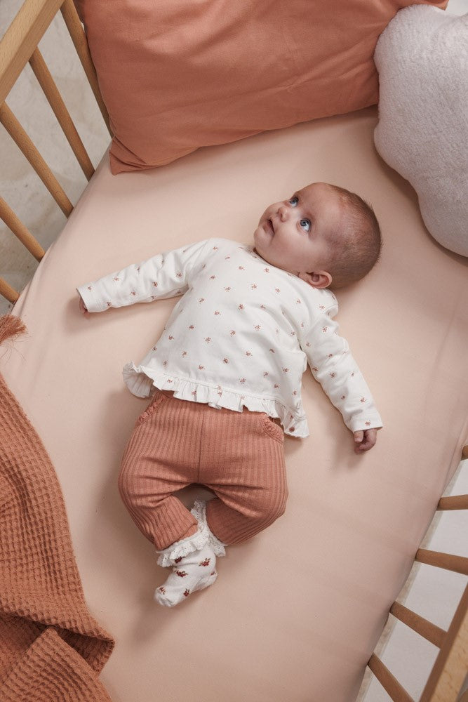 Diese rosa gerippte Hose aus der Morning Sun Kollektion von Feetje überzeugt durch ihr zartes Design und angenehmen Tragekomfort.