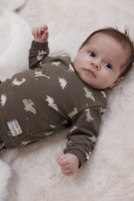 Dieser grüne Pullover aus der Rawrsome Kollektion von Feetje besticht durch einen durchgehenden Dinosaurier-Print und sorgt für einen verspielten Look.