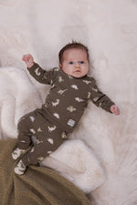 Dieser grüne Pullover aus der Rawrsome Kollektion von Feetje besticht durch einen durchgehenden Dinosaurier-Print und sorgt für einen verspielten Look.