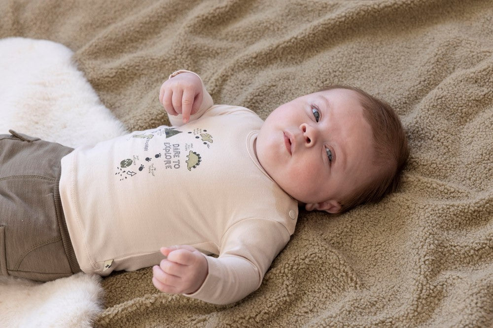Dieses beige Langarmshirt mit Dinosaurier-Motiv stammt aus der Rawrsome Kollektion von Feetje und bietet angenehmen Tragekomfort für kleine Entdecker.