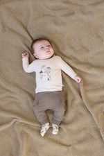 Dieses beige Langarmshirt mit Dinosaurier-Motiv stammt aus der Rawrsome Kollektion von Feetje und bietet angenehmen Tragekomfort für kleine Entdecker.