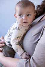 Dieses Langarmshirt aus der Rawrsome Kollektion von Feetje besticht durch einen durchgehenden Dinosaurier-Alloverdruck und bietet Komfort sowie Stil für kleine Dino-Fans.