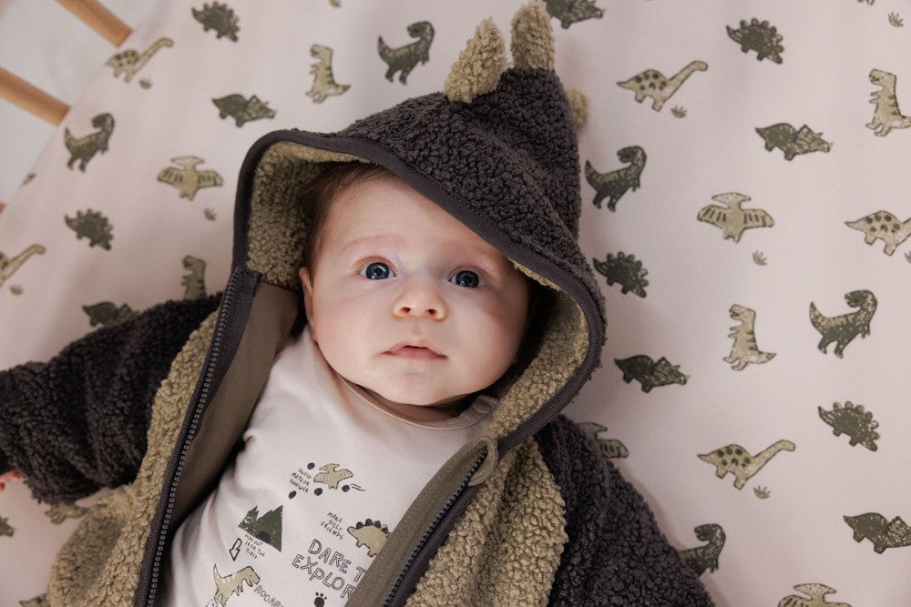 Diese weiche Kapuzenjacke in Braun und Grün mit Dinosaurier-Motiv gehört zur Rawrsome Kollektion von Feetje und sorgt für wohlige Wärme.