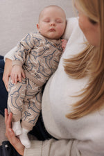 Dieser beige Pullover aus der Narwal-Kollektion von Feetje besticht durch einen durchgehenden Narwal-Print und bietet angenehmen Tragekomfort.