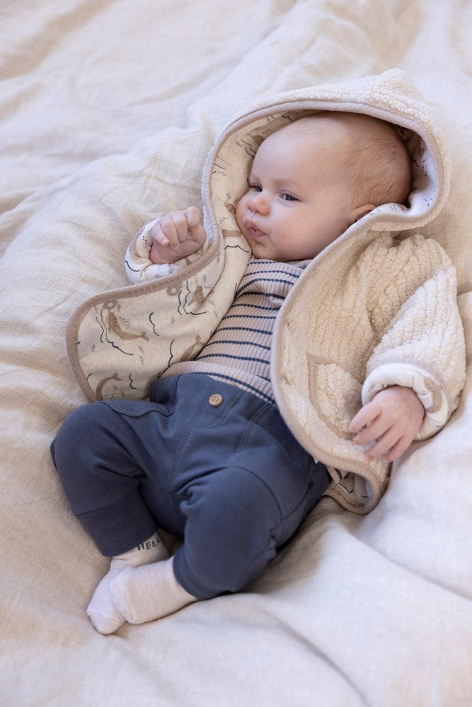 Diese angenehme beige Wendejacke mit Kapuze aus der Narwal Kollektion von Feetje überzeugt durch ihre weiche Qualität und vielseitige Tragbarkeit.