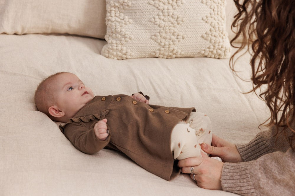 Dieses braune Kleid aus der Dancing In The Moonlight Kollektion von Feetje besticht durch charmante Schleifendetails, die jedem Auftritt eine verspielte Note verleihen.