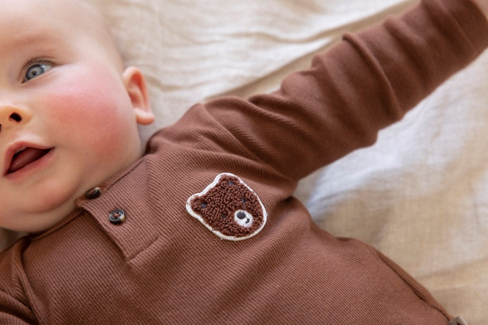 Dieses braune Langarmshirt aus der Wild World Kollektion von Feetje besticht durch einen charmanten kleinen Bären und verbindet Komfort mit stilvoller Kindermode.