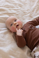 Dieses braune Langarmshirt aus der Wild World Kollektion von Feetje besticht durch einen charmanten kleinen Bären und verbindet Komfort mit stilvoller Kindermode.