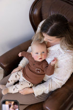 Dieses braune Langarmshirt aus der Wild World Kollektion von Feetje besticht durch einen charmanten kleinen Bären und verbindet Komfort mit stilvoller Kindermode.