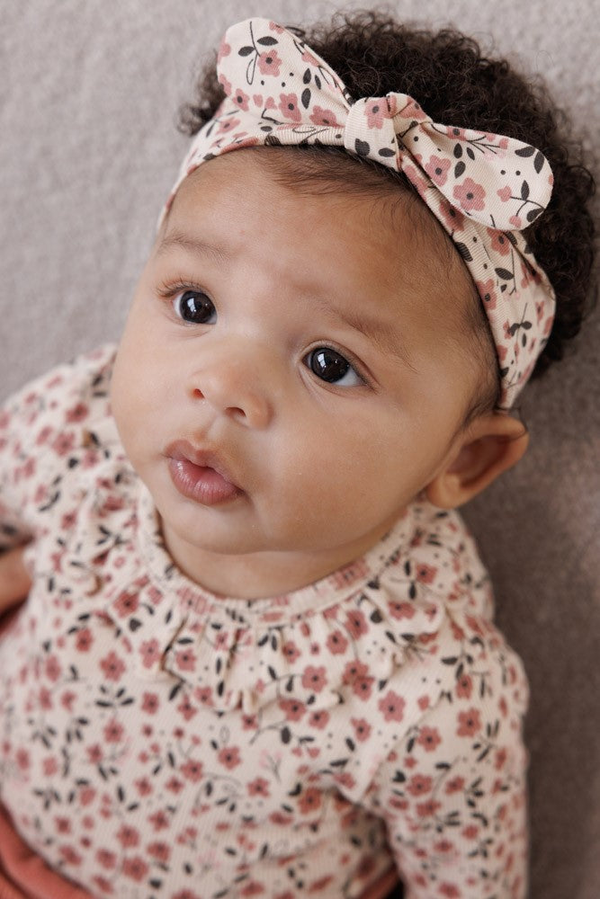 Das Haarband mit Blumenmuster aus der Woodland Bloom Kollektion von Feetje ist eine schöne Ergänzung für deinen Look.