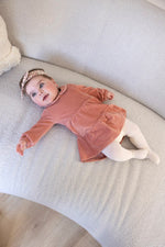 Dieses rosa Samtkleid mit Rippstruktur aus der Woodland Bloom Kollektion von Feetje besticht durch einen charmanten Kragen und praktische Knöpfe zum Schließen.