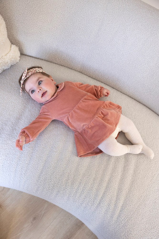 Dieses rosa Samtkleid mit Rippstruktur aus der Woodland Bloom Kollektion von Feetje besticht durch einen charmanten Kragen und praktische Knöpfe zum Schließen.