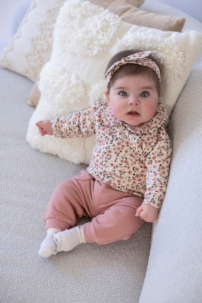 Diese rosa Hose aus der Woodland Bloom Kollektion von Feetje ist eine liebevolle Wahl für jeden Anlass.